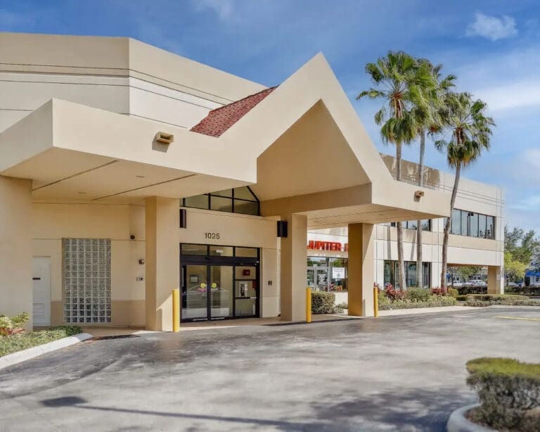 Experience premier foot care at our podiatrist Palm Beach Jupiter location. The sleek architecture and modern design promises patients a refined healing environment.