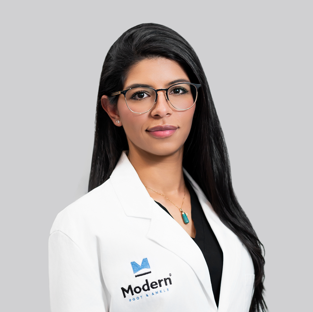 Headshot of Dr. Nathalia Esmeral, a female Podiatrist in Tampa, Florida